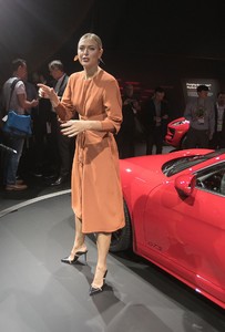 maria-sharapova-unveiling-of-the-2018-porsche-718-cayman-gts-in-la-4.jpg