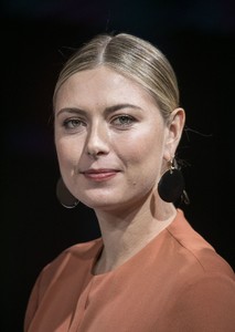 maria-sharapova-unveiling-of-the-2018-porsche-718-cayman-gts-in-la-5.jpg