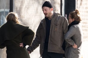 mary-kate-olsen-and-ashley-olsen-have-a-cigarette-break-in-nyc-0.jpg