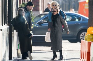 mary-kate-olsen-and-ashley-olsen-have-a-cigarette-break-in-nyc-1.jpg