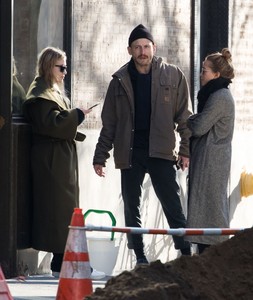 mary-kate-olsen-and-ashley-olsen-have-a-cigarette-break-in-nyc-2.jpg