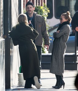 mary-kate-olsen-and-ashley-olsen-have-a-cigarette-break-in-nyc-3.jpg