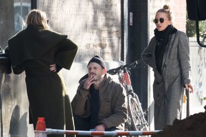 mary-kate-olsen-and-ashley-olsen-have-a-cigarette-break-in-nyc-5.jpg