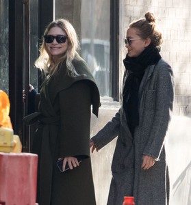 mary-kate-olsen-and-ashley-olsen-have-a-cigarette-break-in-nyc-6.jpg