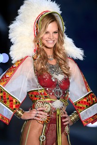 nadineleopold_victoriassecretfashionshow2017-11.jpg