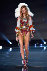 nadineleopold_victoriassecretfashionshow2017-12.jpg