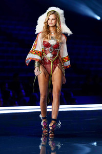 nadineleopold_victoriassecretfashionshow2017-17.jpg