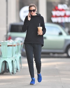 olivia-palermo-in-nike-workout-gear-brooklyn-ny-11-03-2017-1.jpg