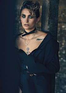 paris-jackson-l-uomo-vogue-italy-december-2017-cover-and-photos-7.jpg