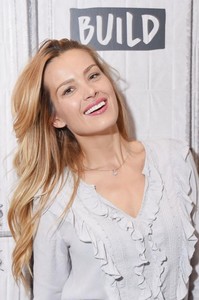 petra-nemcova-at-build-studio-discussing-hands-and-hearts-smart-response-11-14-2017-3.jpg