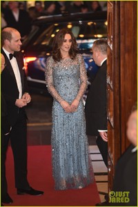 pregnant-kate-middleton-royal-variety-performance-01.jpg