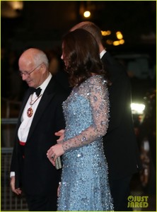 pregnant-kate-middleton-royal-variety-performance-02.jpg