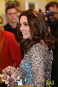 pregnant-kate-middleton-royal-variety-performance-04.jpg