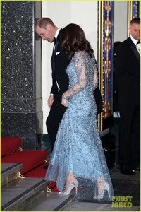 pregnant-kate-middleton-royal-variety-performance-05.jpg