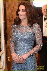 pregnant-kate-middleton-royal-variety-performance-06.jpg