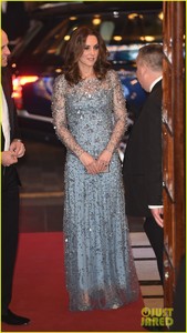 pregnant-kate-middleton-royal-variety-performance-07.jpg