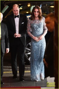 pregnant-kate-middleton-royal-variety-performance-09.jpg