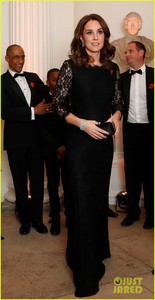 pregnant-kate-middleton-tiny-baby-bump-gala-dinner-01.jpg