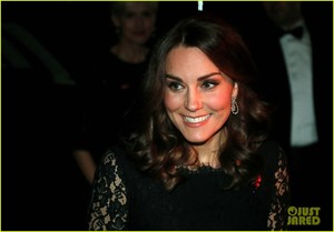 pregnant-kate-middleton-tiny-baby-bump-gala-dinner-02.jpg