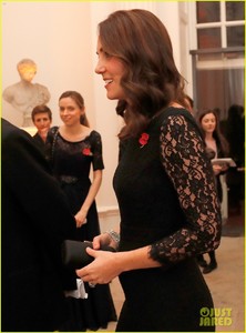 pregnant-kate-middleton-tiny-baby-bump-gala-dinner-04.jpg