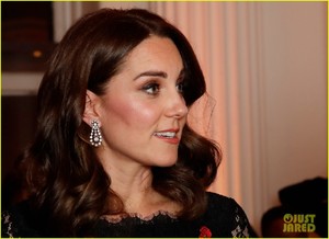 pregnant-kate-middleton-tiny-baby-bump-gala-dinner-06.jpg