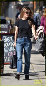 rachel-bilson-shows-off-her-fall-fashion-during-breakfast-run-01.jpg