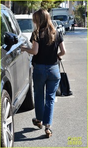 rachel-bilson-shows-off-her-fall-fashion-during-breakfast-run-03.jpg