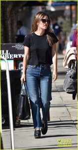 rachel-bilson-shows-off-her-fall-fashion-during-breakfast-run-06.jpg