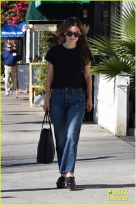 rachel-bilson-shows-off-her-fall-fashion-during-breakfast-run-10.jpg