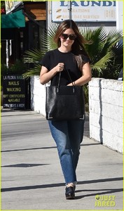 rachel-bilson-shows-off-her-fall-fashion-during-breakfast-run-12.jpg