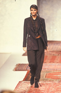 rifat-ozbek-fw-1994-2.thumb.jpg.99d6628dc65b2cfec8a7cf08f2a8932c.jpg