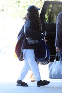 rihanna-at-jfk-airport-112717-10.jpg