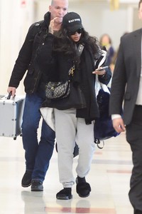 rihanna-at-jfk-airport-112717-2.jpg