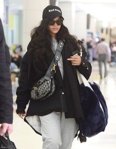 rihanna-at-jfk-airport-112717.jpg