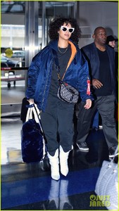 rihanna-curly-hair-at-jfk-airport-01.jpg