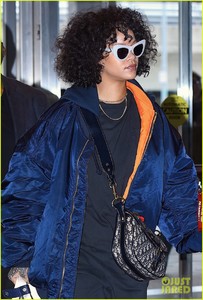 rihanna-curly-hair-at-jfk-airport-02.jpg