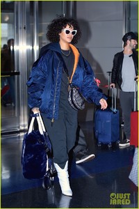 rihanna-curly-hair-at-jfk-airport-03.jpg