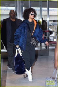 rihanna-curly-hair-at-jfk-airport-05.jpg