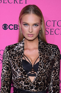 romeestrijd_victoriassecretfashionshowviewingparty2017-10.jpg