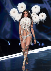 sarasampaio_victoriassecretfashionshow2017-22.jpg