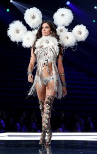 sarasampaio_victoriassecretfashionshow2017-28.jpg