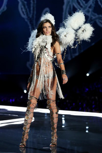 sarasampaio_victoriassecretfashionshow2017-31.jpg