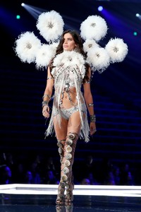 sarasampaio_victoriassecretfashionshow2017-34.jpg