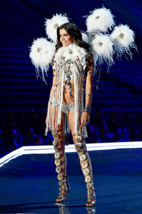 sarasampaio_victoriassecretfashionshow2017-37.jpg