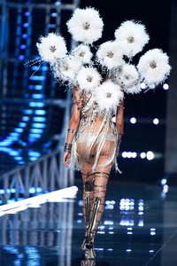 sarasampaio_victoriassecretfashionshow2017-40.jpg