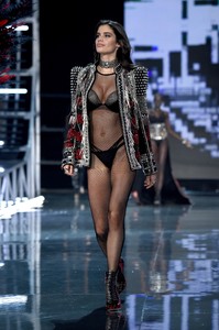 sarasampaio_victoriassecretfashionshow2017-56.jpg