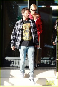 scott-disick-sofia-richie-couple-up-for-afternoon-shopping-spree-03.jpg