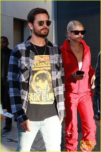 scott-disick-sofia-richie-couple-up-for-afternoon-shopping-spree-05.jpg