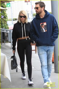 scott-disick-stay-close-during-lunch-date-in-beverly-hills-03.jpg
