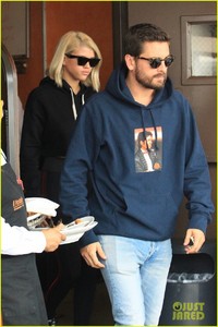 scott-disick-stay-close-during-lunch-date-in-beverly-hills-05.jpg